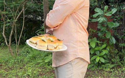 डायटिंग भूल प्लेट भरकर वड़ापाव खाते दिखे सचिन तेंदुलकर