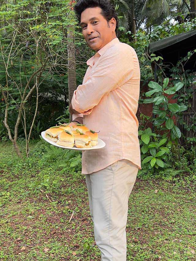 डायटिंग भूल प्लेट भरकर वड़ापाव खाते दिखे सचिन तेंदुलकर