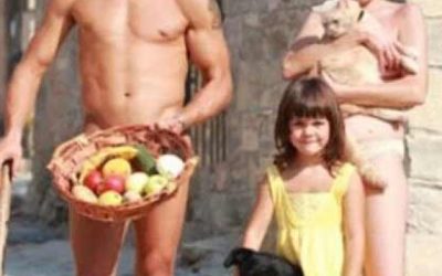 Naked village: इस गांव में कपड़े पहनने पर है पाबंदी, न्यूड रहकर लोग
