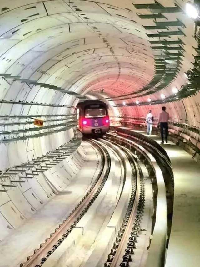 भारत में पहली बार नदी के नीचे दौड़ी मेट्रो